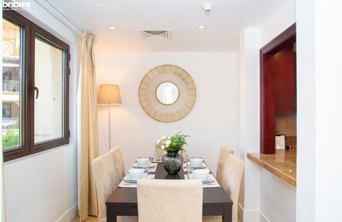 Downtown Dubai Apartment | Spacious Apt at Burj Khalifa & Dubai Mall with Maids Room - 204