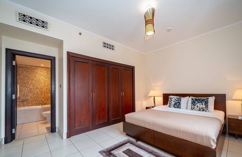 Downtown Dubai Apartment | Spacious Apt with Private Balcony in Old Town