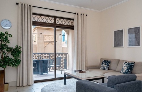 Downtown Dubai Apartment | Spacious Apt with Private Balcony in Old Town