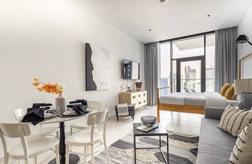 Downtown Dubai Apartment | Spacious Studio in Business bay with Canal Views!