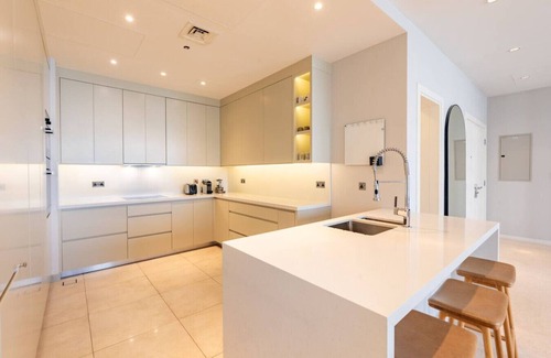 Palm Jumeirah Apartment | Stunning Sea View 3BR with Private Beach
