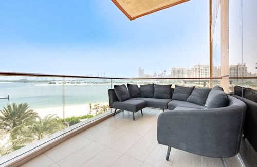 Palm Jumeirah Apartment | Stunning Sea View 3BR with Private Beach