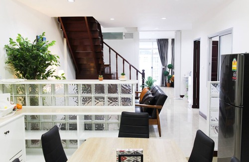 Ratchadaphisek House | Train Night Market to 2min & MRT to 3min, big House, popular restaurants & cafes