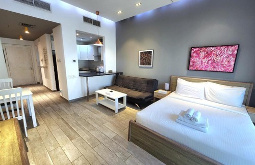 Discovery Gardens Apartment | Upgraded studio close to Metro