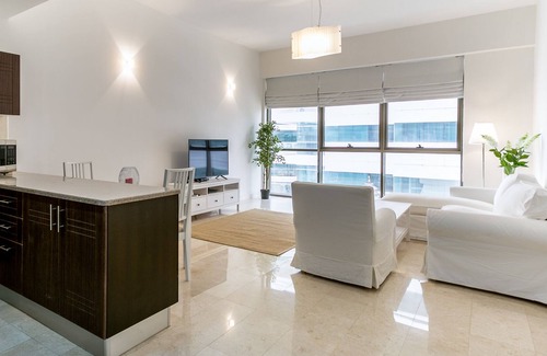 Al Barsha 1 Apartment | Walking Distance from Mall of the Emirates!