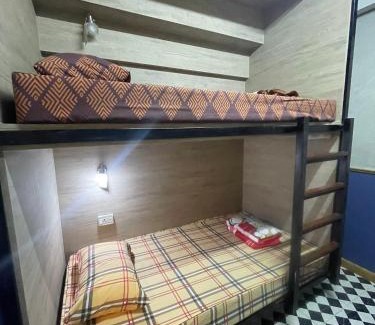 Wang Burapha Phirom Hostel | WannaB Hostel