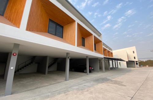 Chonburi Hotel | นั่งเล่นกันไหม รีสอร์ท SHA Plus