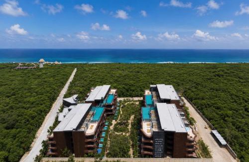 Playa Paraiso Apartment | 1BR - Sea View Rooftop pools steps to Beach & Jaguar Park