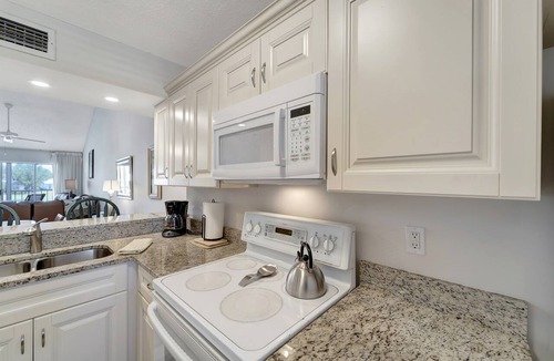 Plantation Condo | 2/2 Vaulted Ceiling 10 Min to beach on golf course