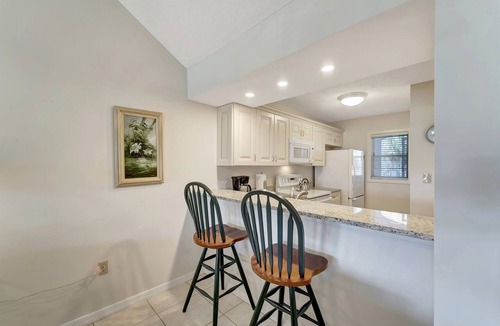 Plantation Condo | 2/2 Vaulted Ceiling 10 Min to beach on golf course