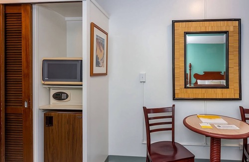 Ala Moana House | 2 Deluxe Two Doubles Rooms at Pagoda Hotel