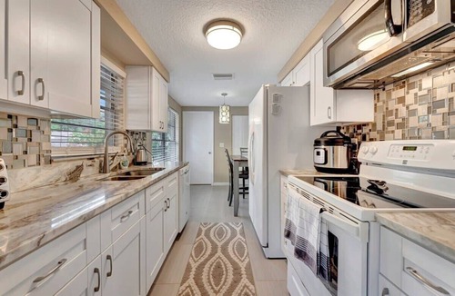 Tarpon Springs House | 2B Pet Friendly Home only 5 minutes to the Beach