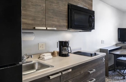 Deep Creek Hotel | 3 Group-Friendly Units w/Kitchen | 5.2 Mi to Laishley Park | Free Parking