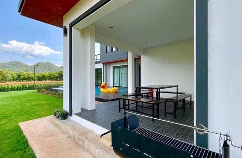 Khanong Phra House | 300 m² House ∙ 4 bedrooms ∙ 12 guests