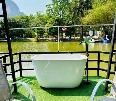 Khao Yoi Boat Rental | 32 m² Houseboat ∙ 1 bedroom ∙ 2 guests