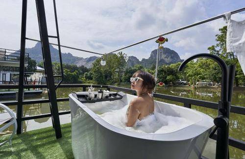Khao Yoi Boat Rental | 32 m² Houseboat ∙ 1 bedroom ∙ 2 guests