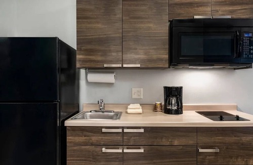 Deep Creek Hotel | 4 Pet-friendly Units with Kitchen | 4.5 Mi to Military Heritage Museum