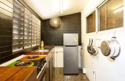 Suan Luang House | 420 House- up to 10 guests in central Bangkok.