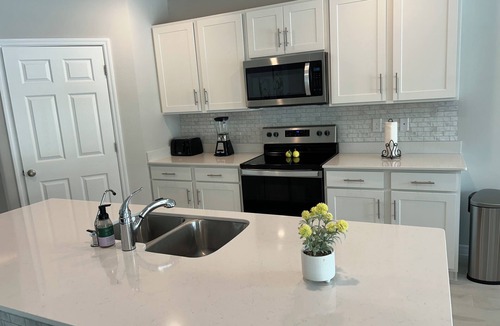 Mariner House | 4BD 3BA with pickleball court, salt water pool, hot tub