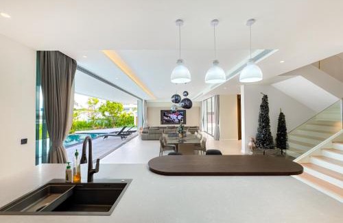 Cherngtalay Villa | 5BR Pool Villa with 20m Pool & Cinema near Laguna by Warm plus
