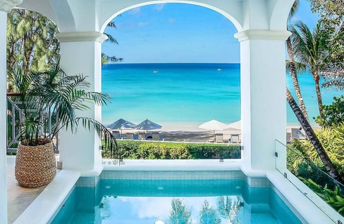 Old Trees Bay Villa | A Chic and Elegant Three Bedroom Beachfront Apartment