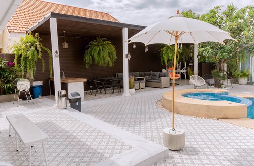 Nong Kae Villa | A villa in the heart of Hua Hin, 2.5 km from Beach with a private swimming pool.