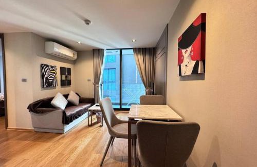 Si Phraya Apartment | AL Define Condo
