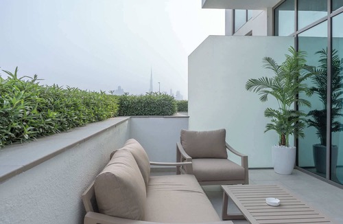 Jadaf Apartment | Al Jaddaf Sleeps 3 with Pool & Play Area!
