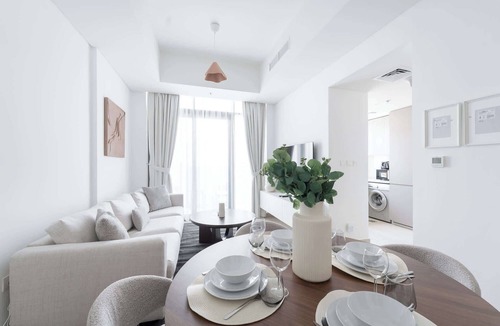 Jadaf Apartment | Al Jaddaf sleeps 4 with Swimming Pool and Gym!