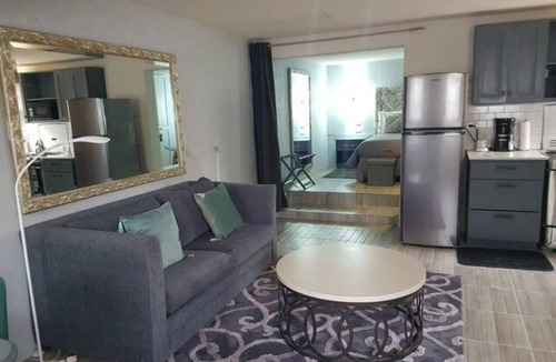 Lascelles Apartment | Almond Tree Studio - Modern A/C Apartment w/2 Queen beds in St. James