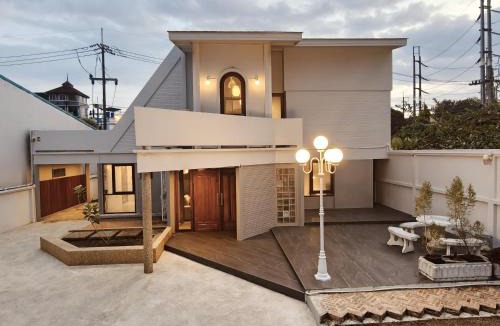 Talat Nuea Villa | Another Home Unique Place in Town