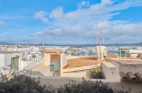 Ibiza City Centre Apartment | Apartment 'Navila Numero 2' with Shared Pool, Wi-Fi and Air Conditioning