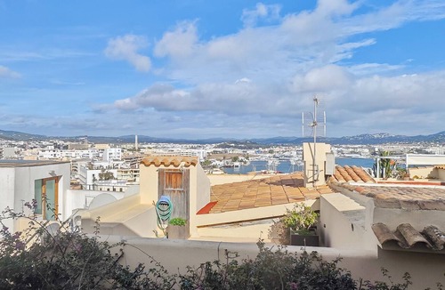 Ibiza City Centre Apartment | Apartment 'Navila Numero 2' with Shared Pool, Wi-Fi and Air Conditioning