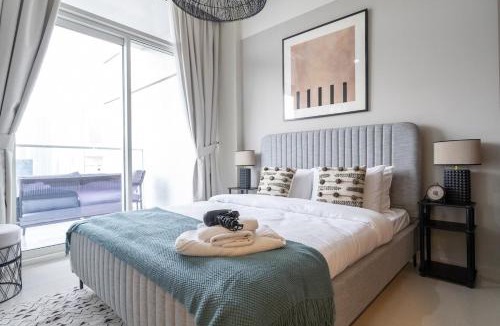 Downtown Dubai Apartment | Awesome 1-Bedroom Apartment for 4 with Burj Views at Vera Tower in Business Bay