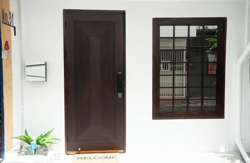 Bang Phlat House | Bangkok Family Retreat 2BR Townhome with A/C, Fast WiFi & Kid-Friendly Setup