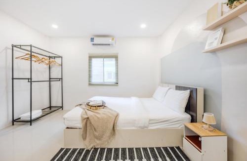 Phra Khanong Villa | Bangkok Group Haven - 6BR Bangchak BTS 12 sleeps RB4