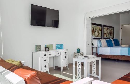 La Paloma House | Beach-View Dog-Friendly Villa with Private Patio, Outdoor Pool, Streaming, AC