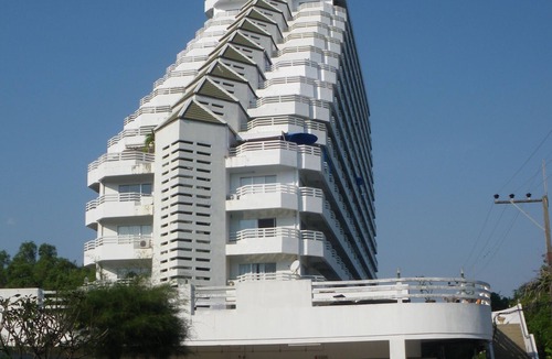 Ban Phe Condo | Beachfront Charming Condo with balcony