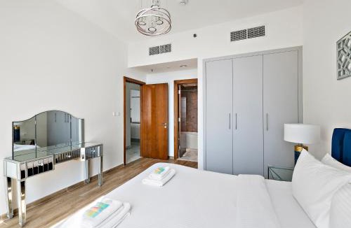 Business Bay Apartment | Beautiful Chic 1 Bedroom in Business Bay - Amna Tower