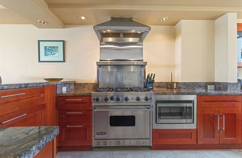 Diamond Head - Kapahulu - St. Louis Condo | Beautiful corner unit on the Gold Coast!
