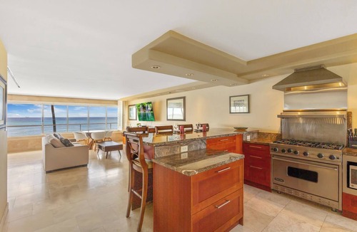 Diamond Head - Kapahulu - St. Louis Condo | Beautiful corner unit on the Gold Coast!