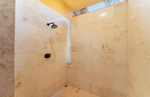Nopolo House | Beautiful custom Home Amazing Ocean View
