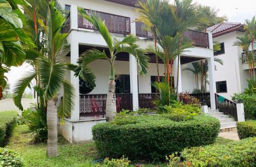 Chakphong Villa | Big Villa at CET Resort Padelcenter with Pool Padel Tennis