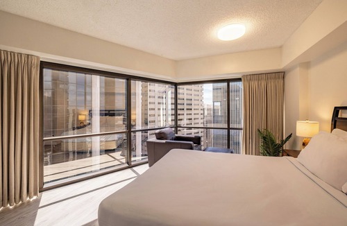 Downtown Honolulu Condo | Bishop Suites at Executive Center Ocean View 1 Bedroom Suite + Full Kitchen