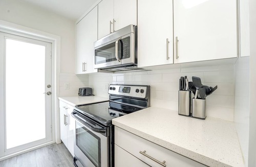 Boca Raton Apartment | Boca Waterfront Walk to Beach Pool & Hot Tub Gym Parking
