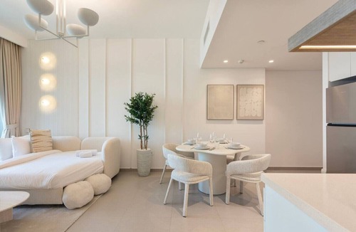Trade Center Apartment | Bright and Exquisite 1-Bedroom in Downtown views 2