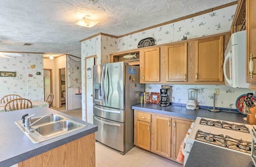 Steinhatchee Cottage | Bright Steinhatchee Home: Proximity to Ocean!