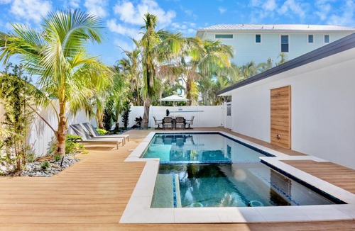 Bradenton Beach Hotel | Captain’s Quarters at Anna Maria Island Inn