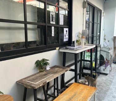 Bang Lamphu Lang House | Cat in the box homestay