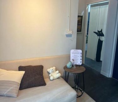Bang Lamphu Lang House | Cat in the box homestay